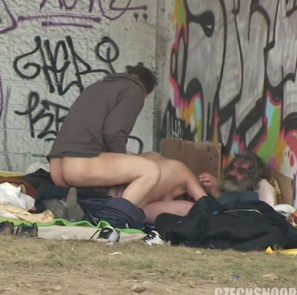 CzechSnooper: Homeless - Fuck On Street 1080p