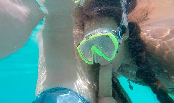 Amateurporn: Mariah Leonne - Underwater Blowjob 720p