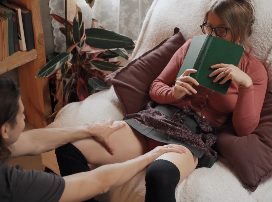 Bonniealex Seduced Girlfriend While She Is Reading A Book UltraHD/4K 2160p